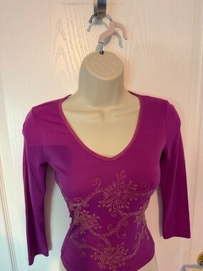 Vintage Rampage Fuchsia V‑Neck Long Sleeve Top with Gold Rhinestone Design
